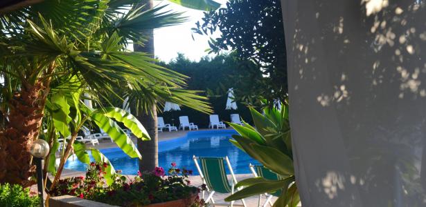 hotelclubcostasmeralda de juni-familie-in-capo-vaticano-hotel-3-stern-mit-pool 005